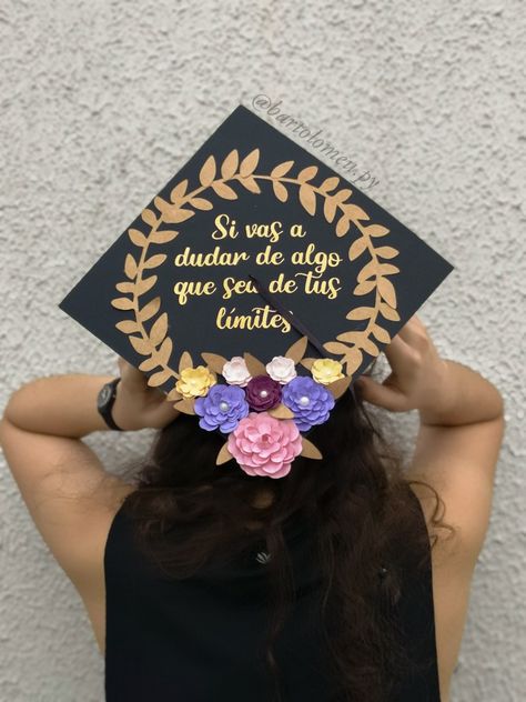 birrete con letras y hojas doradas y flores  de papel Graduation Hat Designs, College Graduation Cap Decoration, Diy Graduation Cap, Graduation Picture Poses, Graduation Stole, Graduation Style, Graduation Cap Designs, Graduation Hat, Graduation Cap Decoration