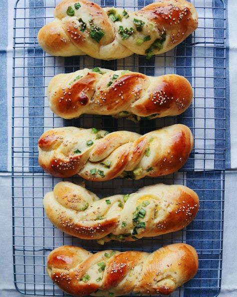 Chinese Bakery Buns, Scallion Bread, Bakery Buns, Chinese Bread, Chinese Pastries, Honey Cookies Recipe, Cozy Bakery, Chinese Bakery, Bakery Breakfast