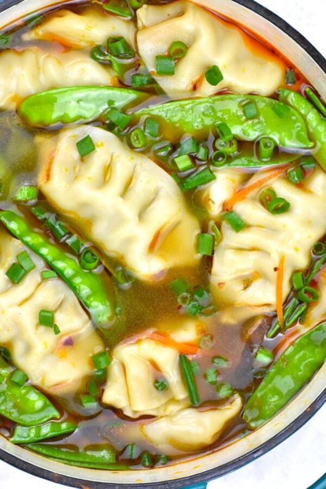 This easy Dumpling Soup is a light and tasty dish you can whip up in about 20 minutes. Great weeknight dinner option! Chinese Dumpling Soup, Easy Dumplings, Asian Soup Recipes, Dumpling Soup, Frozen Dumplings, Homemade Soup Recipe, Dumplings For Soup, Fall Cooking, Asian Soup