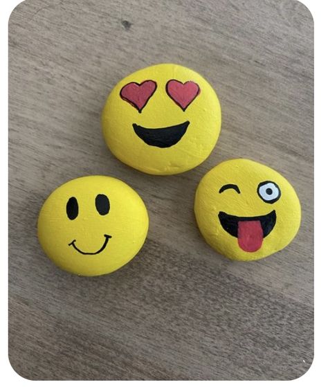 Emoji Painted Rocks, Emoji Rocks Painting, Smiley Face Rock Painting, Pebble Painting Simple, Rock Painting Ideas Easy For Kids, Painted Rocks Diy Easy, Stone Painting Ideas Creative, Cute Rock Painting Ideas Easy, Simple Rock Painting Ideas