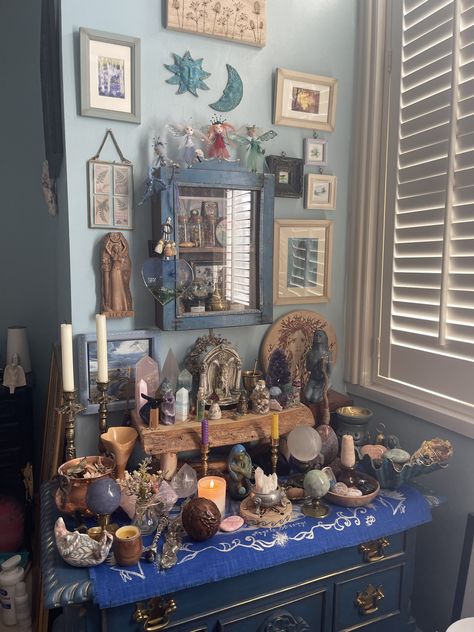 Witchy Cluttercore, Altar For Loved One, Altar In Bedroom, Alter Set Up Ideas, Cosmic Witch Altar, Witch Alter Inspiration, Alters Spiritual Ideas, Pet Altar, Witchcraft Bedroom