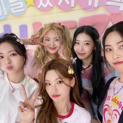 #itzy #kpop Itzy Kpop, Lomo Card, Pop Photos, Imaginary Friend, Kpop Entertainment, Group Photos, Kpop Aesthetic, Kpop Groups, K Idols