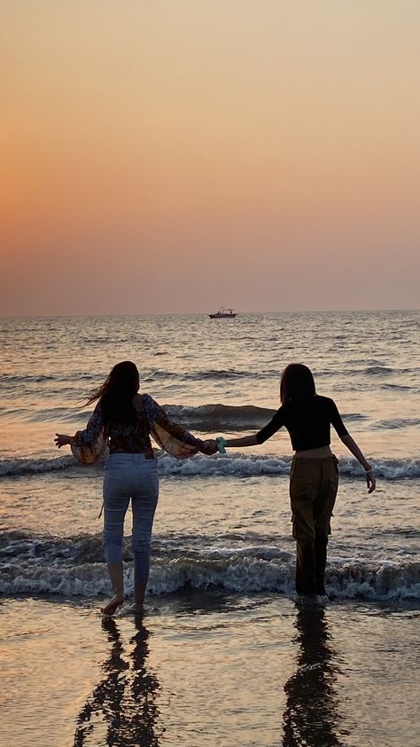 Beach Pictures Poses With Bestie, Beach Poses Girly, Beach Aesthetic With Bestie, Photo Ideas Beach Friends, Beach Poses For Best Friends, Beach Poses Best Friends, Goa Photography Ideas Friends, Sisters Beach Pictures, Beach Pictures Aesthetic Poses