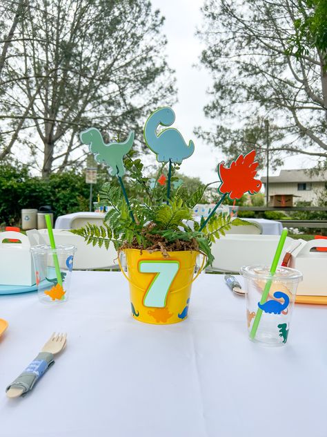 Dino party kids table setup 🦕 Dino Table Centerpiece, Dinosaur Birthday Table Decorations, Dinosaur Birthday Centerpiece Ideas, Dino Centerpiece Party Ideas, Dinosaur Birthday Party Centerpieces, Dino Centerpiece, Dinosaur Centerpieces Ideas, Party Kids Table, Kids Party Tables