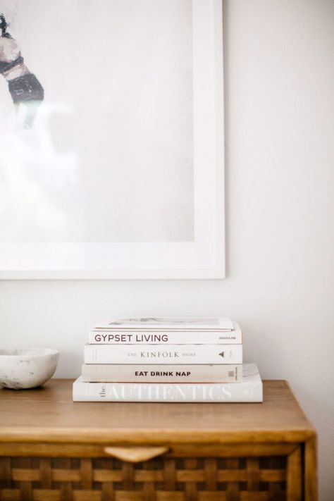 best of: 15 coffee table books to liven up your shelves. Living Room Decor Neutral, Family Room Makeover, Books Coffee, Cute Dorm Rooms, Table Books, Coffee Coffee, Decoration Accessories, Coffee Table Books, Book Decor