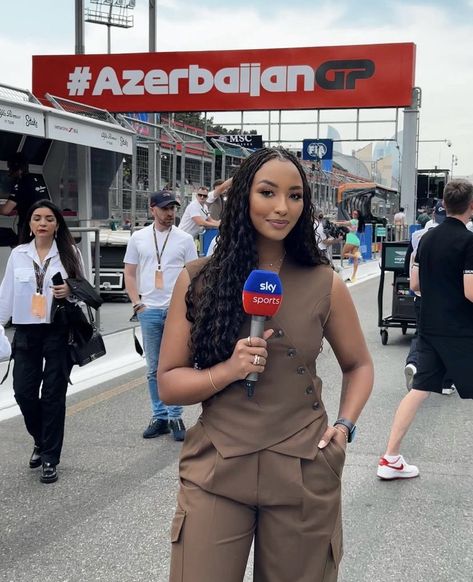 Naomi Schiff F1, New Reporter Aesthetic, F1 Reporter Aesthetic, Tv Presenter Aesthetic, Tv Reporter Aesthetic, News Anchor Aesthetic, Sport Journalist, F1 Azerbaijan, F1 Journalist