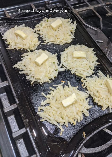 Gluten Free Hashbrowns, Frozen Hashbrown Recipes, Blackstone Ideas, Outdoor Griddle Recipes, Blackstone Cooking, Food Potatoes, Hashbrown Breakfast, Griddle Cooking Recipes, Potatoe Recipes