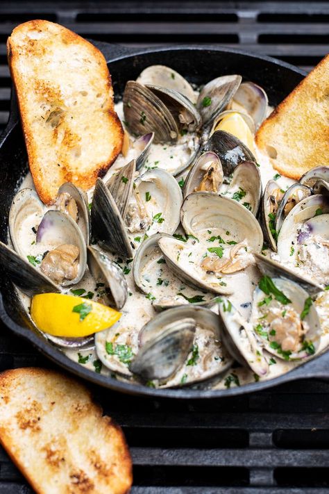 Steamed clams made in a creamy beer sauce consisting of cream, beer, butter, garlic, fresh herbs, and cayenne pepper. Served with crunchy toasted bread, this dish is packed with so much delicious flavor. My creamy beer steamed clams almost taste like garlicky clam chowder with every bite. #steamedclams #howtosteamclams #steamedclamsinbeer #seafoodrecipes Drunken Clams Recipe, Steamer Clam Recipes, Cajun Dinner, Beer Butter, Kitchen Swagger, Stomach Rumbling, Beer Sauce, Steamed Clams, Beer Bacon