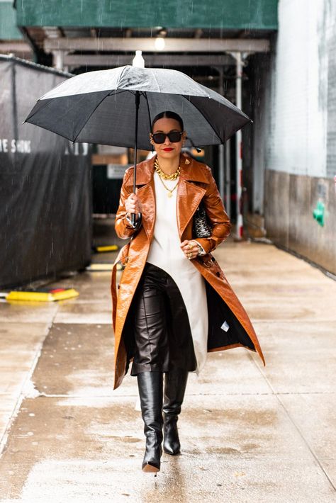 Rain Street Style, Leather Outfit Ideas, All Leather Outfit, Chicago Street Style, Fall Trends Outfits, New York Fashion Week Street Style, Nyfw Street Style, Chic Fall Outfits, Street Style Edgy