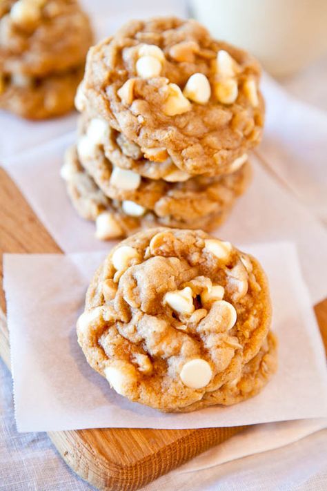 Peanut Butter Oatmeal White Chocolate Chip Cookies - Soft, chewy cookies loaded with white chocolate & it tastes so good with the peanut butter! White Chocolate Cookie Recipes, Cookie Swap Recipes, White Chocolate Chip, Soft Chocolate Chip Cookies, White Chocolate Chip Cookies, White Chocolate Cookies, Desserts Vegan, Peanut Butter Oatmeal, Chewy Cookie