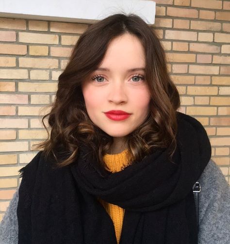 Marilyn Lima, Red Lipstick Outfit, Noora Saetre, Skam France, Soft Glam Makeup, Girl With Brown Hair, Models Makeup, Glam Makeup, French Style