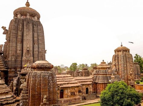 Lingaraj Temple - 1100 Years Old Shiva Temple in Bhubaneswar Lingaraj Temple, Shiva Temple, Temple India, Temple City, Ancient Indian Architecture, Temple Architecture, Indian Architecture, Hindu Temple, Ancient Temples