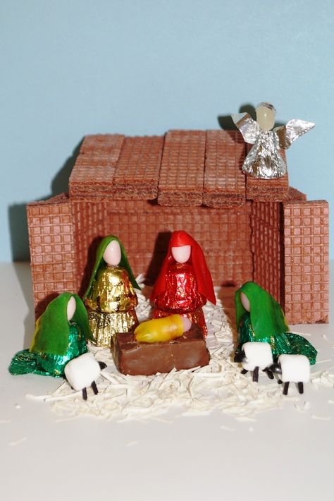 Nativity scene made of candy Christmas Sunday School, Diy Nativity, Christ Centered Christmas, Christmas Gifts To Make, Gifts To Make, Christmas Gingerbread House, Nativity Crafts, Christmas Nativity Scene, Cool Ideas