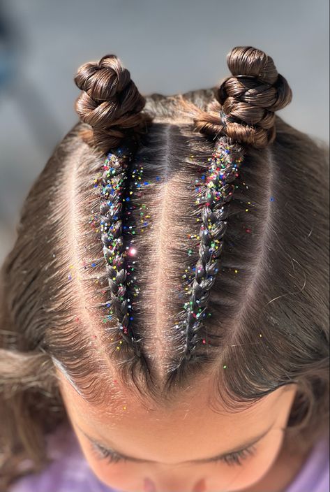 Glitter Hairstyles Braids, Glitter Hair Gel Hairstyles, Glitter Roots Hair, Glitter Hairstyles, Hairstyle Ideas For Kids, Race Day Hair, Glitter Carnaval, Christmas Hairstyles For Kids, Christmas Hairstyle