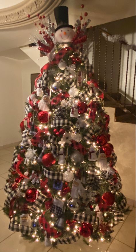 Red And Black Checkered Christmas Tree, Red Buffalo Plaid Christmas Tree Ideas, Checkered Christmas Tree, Snow Christmas Tree, Country Christmas Trees, Frosty Snowman, Christmas Tree With Snow, Tree Inspiration, Small Christmas Tree