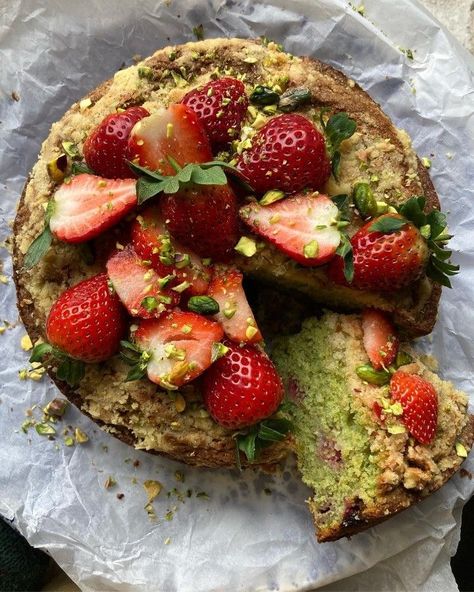 Streusel Cake, Pistachio Recipes, Green Food, Food Colouring, Clotted Cream, Matcha Powder, Strawberry Recipes, Pretty Food, Cute Food