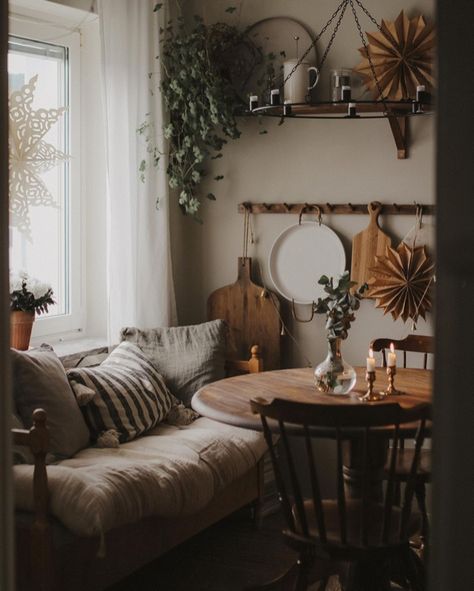 My Scandinavian Home, Swedish Apartment, Cottagecore Home, Cottage Kitchens, Swedish House, Hus Inspiration, Dining Nook, Small Dining, Pretty Lights