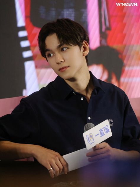 Wincevn (@wincevn7) on X He Looked At Me, Ryan Kelly, Pledis Seventeen, Vernon Hansol, Seventeen Memes, Vernon Seventeen, Adore U, Joshua Hong, Seventeen Album