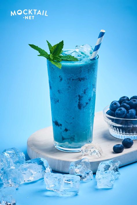 Blue Starbucks Drink Recipe, Blue Starbucks Drink, Lemonade Refresher, Blue Starbucks, Dragon Fruit Lemonade, Fruit Lemonade, Passion Fruit Tea, Blue Drink, Mango Lemonade