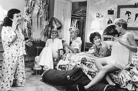 sleepover Dinah Manoff, Grease 1978, Stockard Channing, Grease Movie, Grease Is The Word, Party Ladies, Chick Flicks, Spa Party, John Travolta