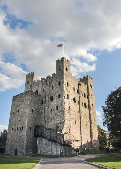 Rochester Castle | www.english-heritage.org.uk/visit/places/… | Flickr Rochester Castle England, Castle Reference, Evil Castle, Chillingham Castle, Rochester Castle, Medieval Aesthetics, Castle Project, Real Castles, English Project