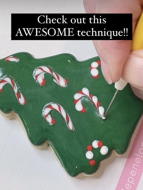 Christmas Cookie Bouquet, Easy Christmas Cookies Decorating, Christmas Sugar Cookie Designs, Iced Christmas Cookies, Royal Icing Christmas Cookies, Christmas Sugar Cookies Decorated, Flooding Cookies, Royal Iced Cookies, Candy Cane Cookies