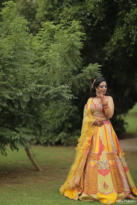 Lehnga Photoshoot Poses, Photography Poses Indian, Haldi Poses For Bride, Haldi Photoshoot, Haldi Ceremony Outfit, Indian Bride Poses, Indian Bride Photography Poses, Bride Photos Poses, Indian Wedding Poses