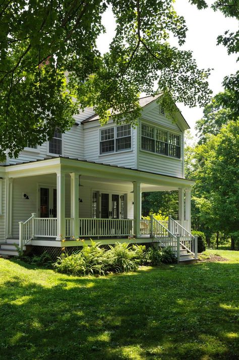 An 18th-century New York farmhouse with a beautiful restoration 18th Century House Exterior, 1940 Farmhouse, Colonial Farmhouse Interior Design, 1860 Farmhouse, Elizabeth Roberts Architecture, Connecticut Farmhouse, 18th Century Farmhouse, 19th Century Farmhouse, Dutch Farmhouse