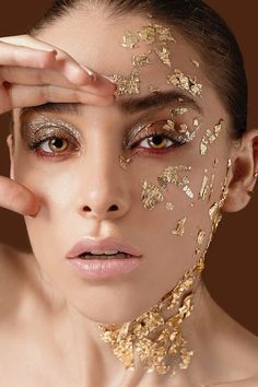 Mekap Mata, Face Art Makeup, Branding Photoshoot Inspiration, Gold Face, Trendy Makeup, Beauty Shoot, Editorial Makeup, Glitter Makeup, Creative Makeup