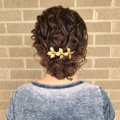 Bright Accent One Shoulder Hair, Hairstyles For Medium Curly Hair, Hairstyle With Flowers, Cute Updo Hairstyles, Curly Prom Hairstyles, Hairstyle For Medium Length Hair, Hairstyle For Medium Length, Medium Curly Hair, Cute Hairstyles Updos