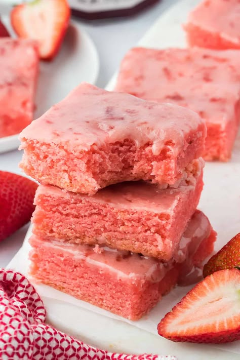 These strawberry brownies come together easily with strawberry cake mix and a delicious homemade glaze made with strawberry preserves. The result is perfectly moist brownies bursting with strawberry flavor. Appetizer Desserts, Strawberry Cake Mix Recipes, Homemade Glaze, Cake Mix Brownies, Finger Desserts, Cake Mix Cookie Bars, Strawberry Cake Easy, Boxed Cake Mixes Recipes, Fresh Strawberry Recipes