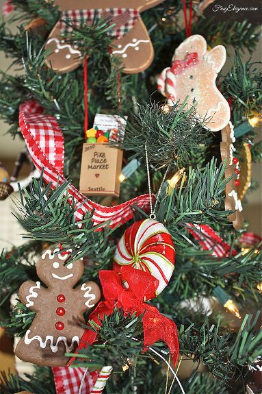 Baking Christmas Tree Theme, Gingerbread Theme Christmas Tree, Gingerbread Themed Christmas Tree, Gingerbread Theme Christmas, Island Centerpiece Ideas, Theme Christmas Tree, Silver Bells Christmas, Natural Holiday Decor, Baking Theme