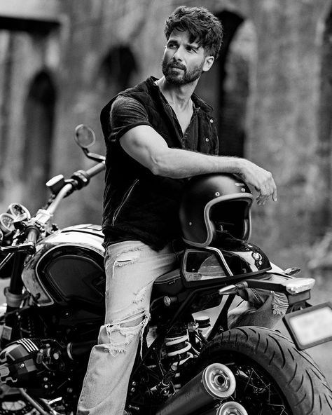 Pose With Royal Enfield, Motorcycle Photography Male, Best Love Pics, Biker Fashion, Male Portrait Poses, Men Fashion Photoshoot, Biker Photography, Biker Photoshoot, Mens Photoshoot Poses