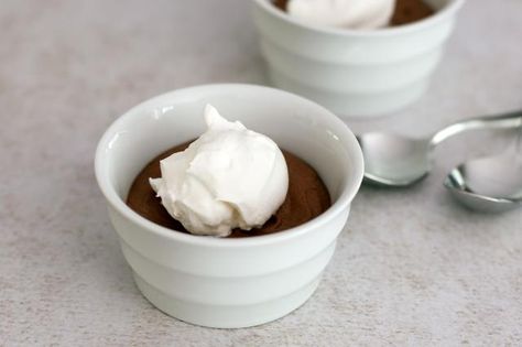 Easy chocolate mousse is made quickly in the blender. Heat the cream then add to other ingredients and blend. Milk Chocolate Pudding, Homemade Milk Chocolate, Milk Chocolate Recipes, Homemade Chocolate Pudding, Easy Chocolate Mousse, Chocolate Pudding Recipes, Chocolate Garnishes, Custard Pudding, Chocolate Custard