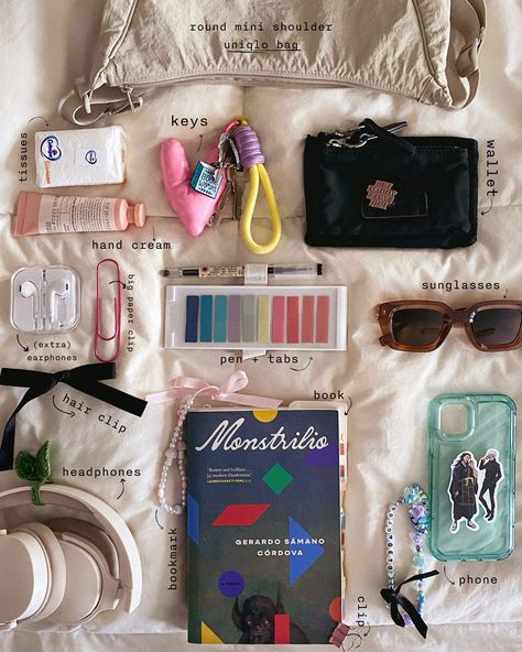 What's In My Backpack, What's In My Purse, Inside My Bag, Packing Luggage, Purse Essentials, Uniqlo Bags, Handbag Essentials, In My Bag, Key Wallet