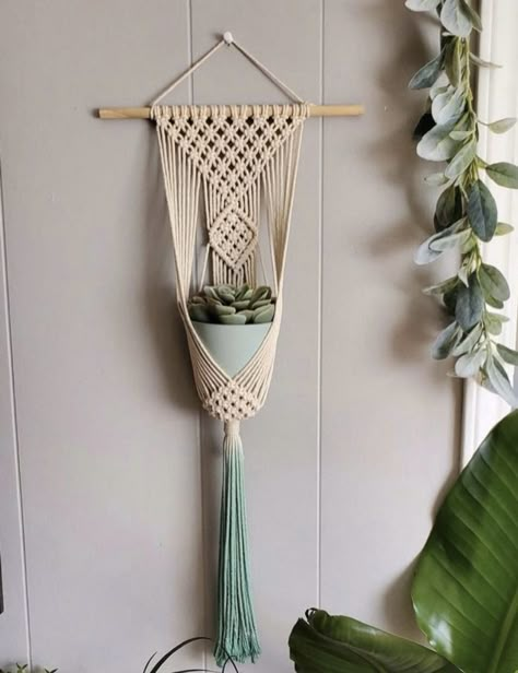 Tutorial Macramé, Wall Plant Hanger, Macrame Plant Hanger Tutorial, Macrame Plant Hanger Patterns, Macrame Hanging Planter, Hanging Plant Wall, Diy Macrame Plant Hanger, Hanger Diy, Diy Plant Hanger