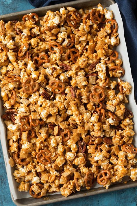 Carmel Chex Mix Recipe, Carmel Corn Recipe, Popcorn Snack Mix Recipes, Best Caramel Popcorn, Popcorn Mix Recipes, Caramel Chex Mix, Cooking Corn, Sweet Chex Mix, Fall Snack Mixes