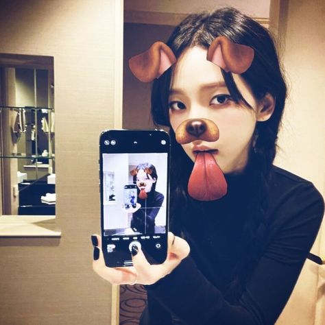 Kpop Selfie Icons, Kpop Girl Icons, Selfie With Dog, Karina Mirror, 2014 Core, Dog Filter, Aespa Karina, Cute Profile Pictures, Rimini