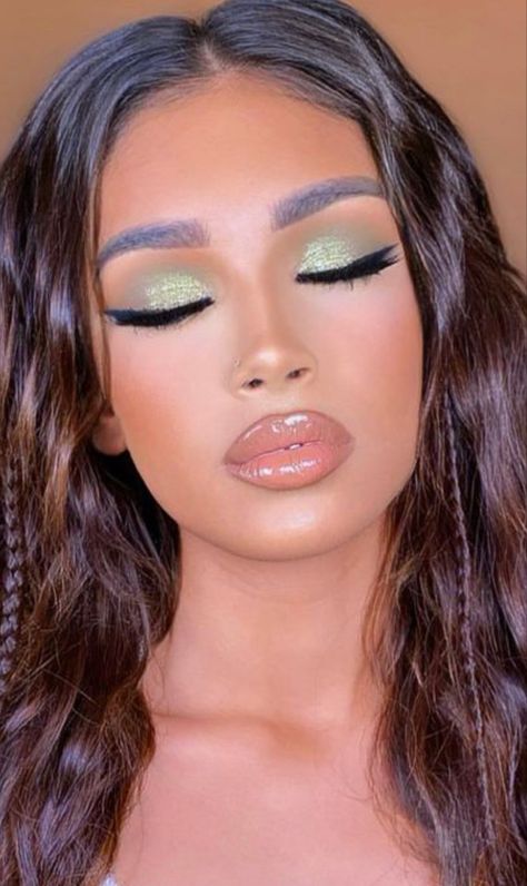 Makeup Color Combinations, Sage Green Makeup, Sage Green Makeup Look, Seductive Makeup, Birthday Makeup Looks, Natural Glam Makeup, Green Makeup, Glowing Makeup, Glamour Makeup