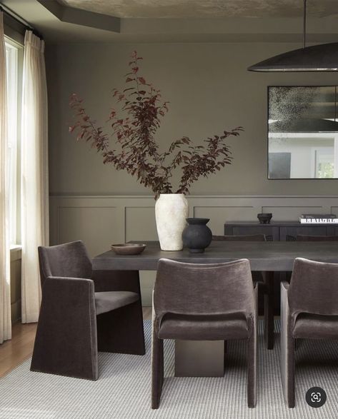 Moody Dining Room, Dark Dining Room, Neutral Dining Room, Interior Design Dining, Dining Room Updates, Mid Century Modern Dining Room, Transitional Dining Room, Dinning Room Design, Dining Room Interiors