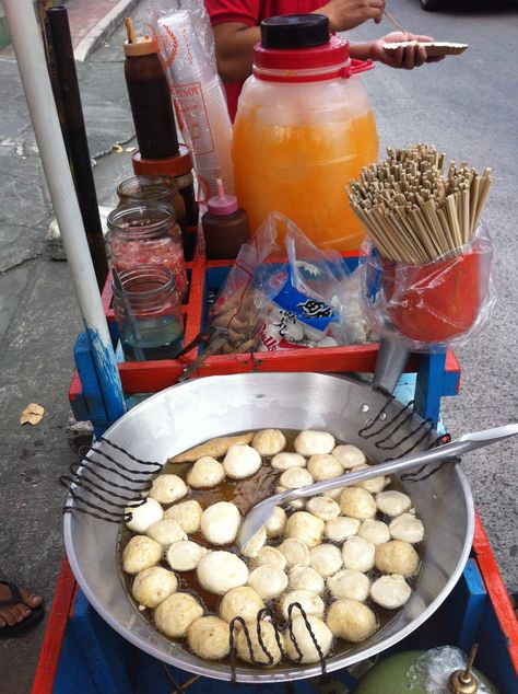 Fish Ball Vendor, Gulaman(tapioca Drink) is in the background. Fishball Street Food Philippines, Philippine Street, Tapioca Drink, Fishball Recipe, Food Paper, Filipino Recipe, Filipino Foods, Filipino Style, Fish Ball