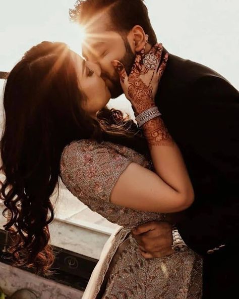 Kiss Day Pic, Lip Kiss Images, Engagement Dress For Girl, Hugs And Kisses Images, Love Types, Kiss Picture Couple, Romantic Kiss Images, Picture Couple, Hug Images