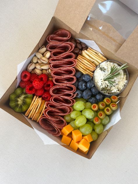 Chocolate Cheese Board, Charcuterie In A Box Diy, Chacurteria Board Ideas, Charcuterie Box Ideas, Mini Charcuterie Boxes, Charcuterie Lunch, Charcuterie Box, Charcuterie Boxes, Grazing Food