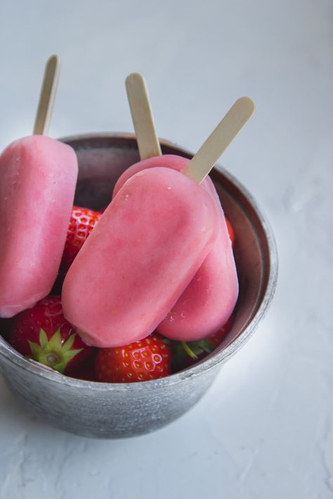 Simple Strawberry Smoothie, Fruit Lollies, Ice Lolly Recipes, Smoothie Recipes Strawberry, Ice Lollies, Snack Prep, Raspberry Smoothie, Ice Lolly, Popsicle Recipes