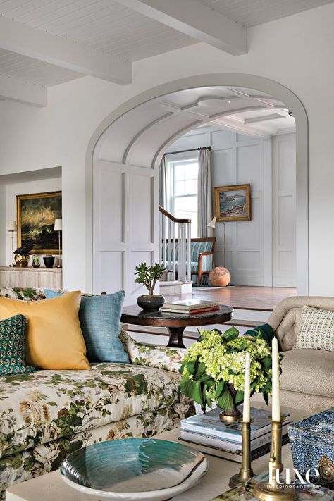 The paneled foyer makes a gracious entrance to the great room. Lucas crafted custom seating for the living area, covering the sofa in a floral by Lee Jofa and the lounge chairs in a Peter Fasano print. The round antique table is from Harbinger. The entry’s settee sports a stripe by Jasper Furniture & Fabrics. Family Room Decorating Ideas, Floral Sofa, Brown Furniture, Luxe Interiors, Family Room Decorating, Pretty Room, Traditional Living, Interiors Design, Room Decorating