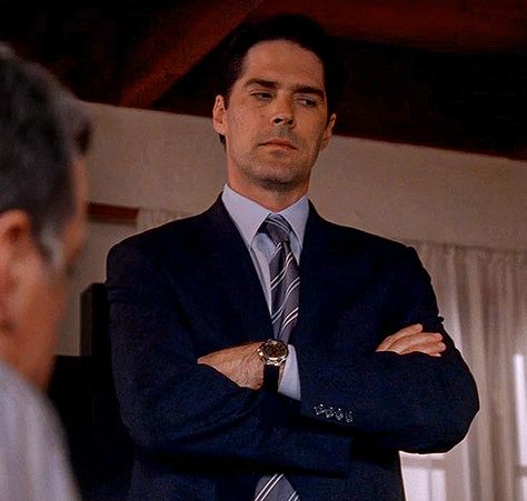 Aaron Hotchner in Criminal Minds season 1 episode 16 Aaron Hotchner Season 1, Aaron Hotchner Gif, Agent Hotchner, Jaw Clenching, Aaron Hotchner, Thomas Gibson, Crimal Minds, Lady Grey, Me Tv