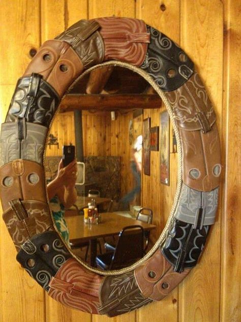 Boot Mirror, Repurposed Mirror Frame, Cowboy Boot Crafts, Thrift Store Crafts Upcycling, Mirror Repurpose, Western Kitchen Decor, Recycled Decor, Old Mirrors, Useful Ideas