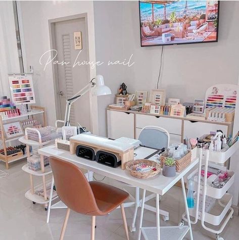 Desain Salon Kuku, Nail Studio Decor, Nail Salon Interior Design, Beauty Room Salon, Nail Salon Interior, Home Beauty Salon, Esthetician Room Decor, Esthetics Room, Spa Room Decor