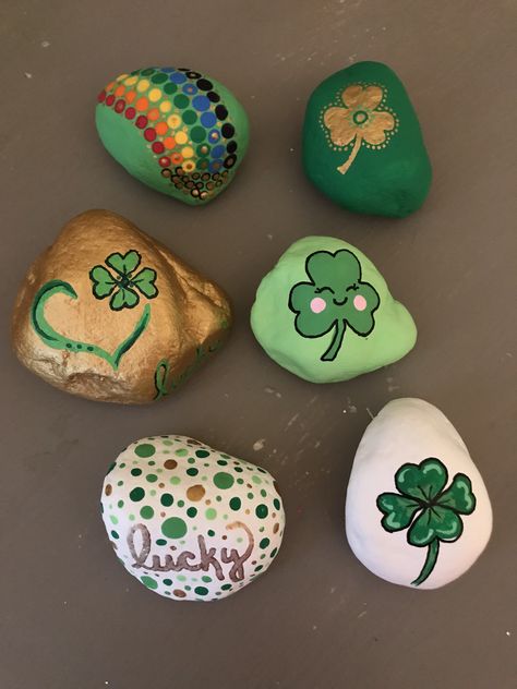 Shamrock Painted Rocks, Leprechaun Painted Rocks, St Patricks Day Paintings On Canvas Kids, Irish Rock Painting Ideas, St Patrick’s Day Rock Painting Ideas, Irish Themed Painted Rocks, Painting Quotes, Painted Rocks Craft, Diy Pottery