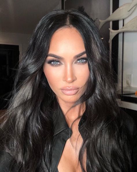 Jenna Kristina on Instagram: “Ultimate Babe @meganfox last night @stylememaeve hair @dimitrishair #makeupbyjennakristina #meganfox” Celebrity Makeup Looks Inspiration, Megan Fox Makeup, Dark Hair Blue Eyes, Megan Fox Style, Megan Denise Fox, True Winter, Hair Coloring, Long Black Hair, Foto Art